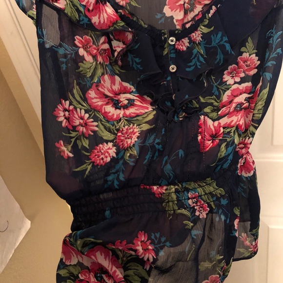 Adorable top - Picture 2 of 3